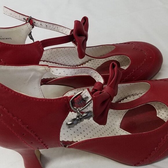 Women's Red pin-up heels with t-strap bow. - Picture 3 of 6